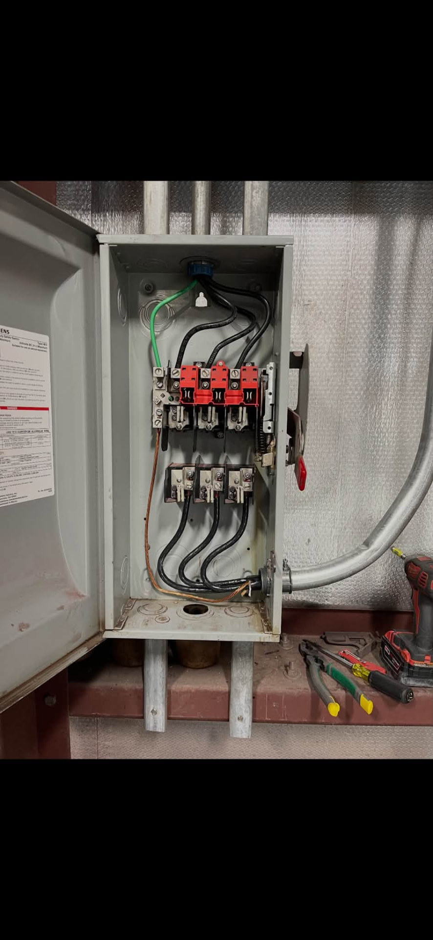 Heavy-duty fused safety disconnect switch with cables and grounding conductor